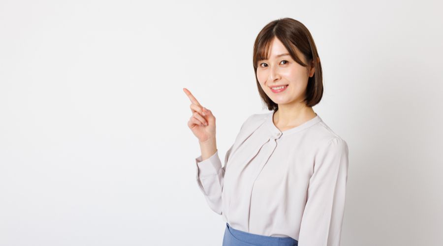 人差し指を立てている女性