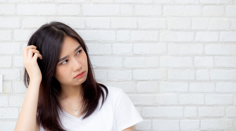 選択に迷っている女性