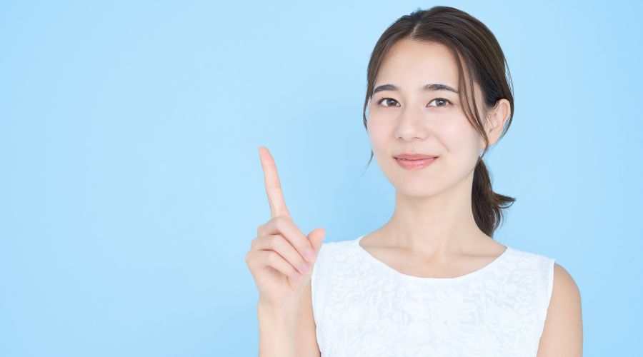 人差し指を立てている女性