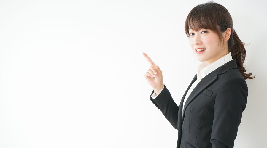 指を差している女性