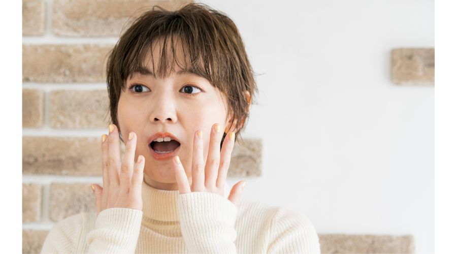 驚いている女性