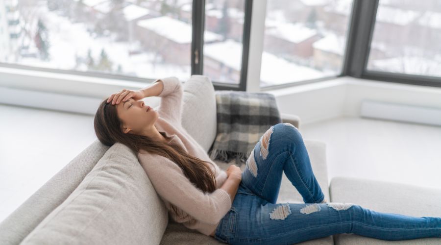 悩んでいる女性