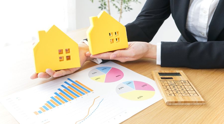 家の模型と見積もり書と電卓